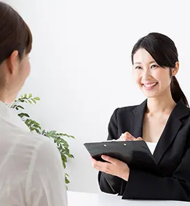 相談員がタブレットを持って会員の話を聞いている様子