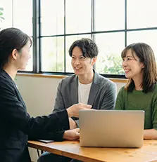 相談スタッフと会員がテーブルで話している様子