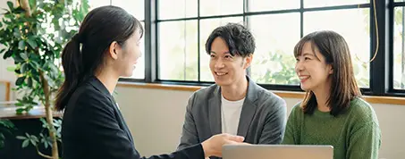 相談スタッフと会員がテーブルで話している様子